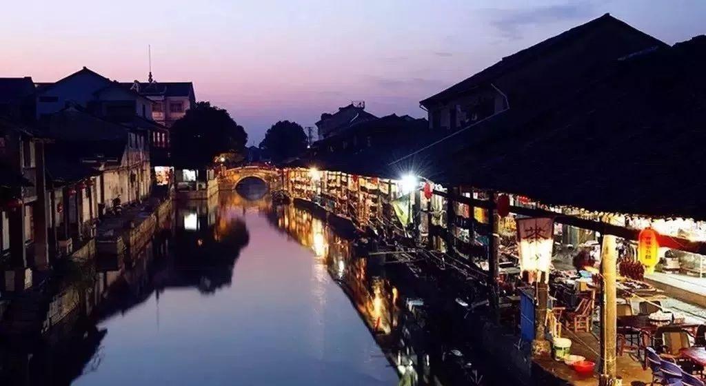 夏日时尚的爱丽